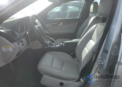 2013 Mercedes-Benz C 250 из США, поврежденный, VIN WDDGF4HB8DR299853